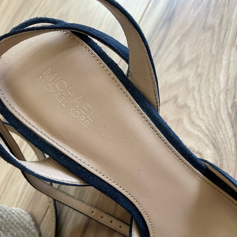 Michael Kors size Navy Blue/tan 7.5 heels - Picture 2 of 5